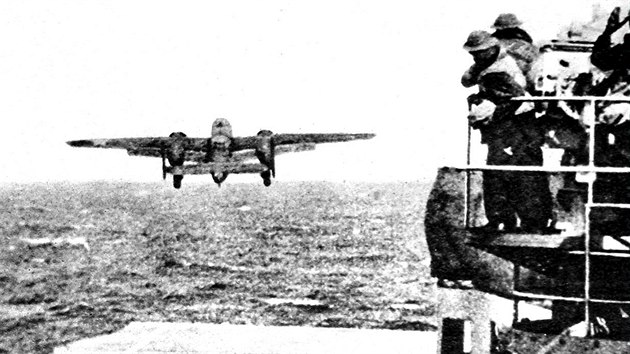 Stroje B-25B se vydvaj z lodi Hornet na svou nejdel misi.