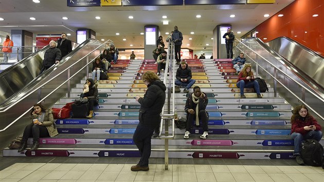 Situace je tam nejhor v Severnm Porn-Vestflsku, kde dopravce Deutsche Bahn zruil na zbytek dne vechny vlaky na mstnch a regionlnch linkch (31. bezna 2015).