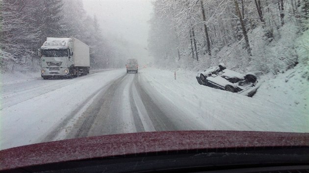 Dopravní nehoda na silnici mezi sjezdem z R10 na Jablonec nad Nisou a Rychnovem...