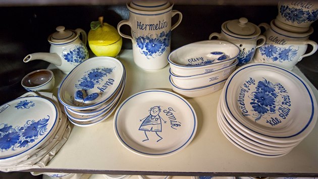 Keramiku s typickmi modrmi vzory si mohli zkaznci koupit v podnikov prodejn pmo v arelu firmy v Hrdjovicch u eskch Budjovic.