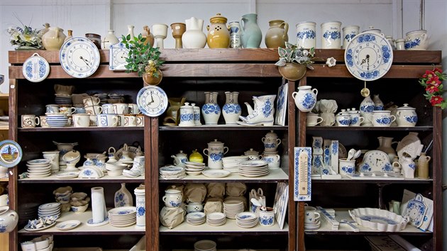 Keramiku s typickmi modrmi vzory si mohli zkaznci koupit v podnikov prodejn pmo v arelu firmy v Hrdjovicch u eskch Budjovic.