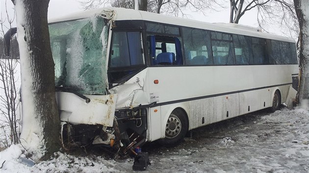 U Podína na ársku narazil autobus do stromu.V nemocnici skonilo devt...