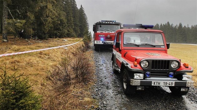 Mal vrtulnk se ztil v nedli v lese mezi Modravou a Filipovou Hut. Pilot nehodu nepeil.