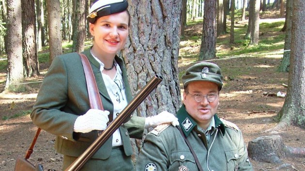 Ludmila Zuskov se svm nastvajcm manelem v dobovch uniformch.