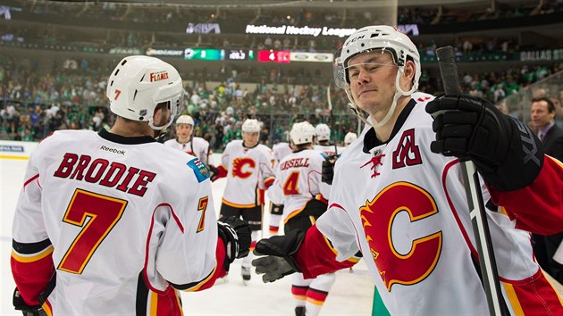 Ji Hudler (vpravo) z Calgary se raduje se spoluhrem T.J. Brodiem z glu v duelu s  Dallasem.