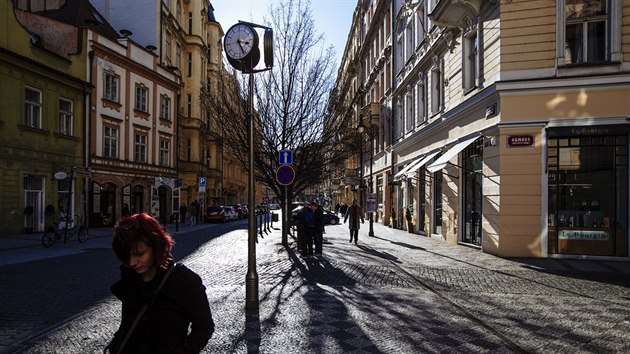 Ulice labunk. Staromstsk nmst na dohled, pesto se do Dlouh nehrnou davy turist. Oblbili si ji Praan, kte se zjmem sleduj, co novho se zde zase otevelo. 