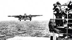 Stroje B-25B se vydávají z lodi Hornet na svou nejdelí misi.