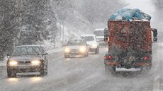 Nový sníh zaskočil řidiče i u Jihlavy. (31. 3. 2015) Nový sníh zaskočil řidiče i u Jihlavy. (31. 3. 2015)