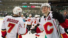 Jií Hudler (vpravo) z Calgary se raduje se spoluhráem T.J. Brodiem z gólu v...