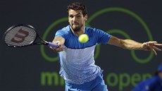 Bulharský tenista Grigori Dimitrov v souboji s Johnem Isnerem z USA.