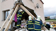 Nekvalitně postavené a špatně založené stavbě rodinného domu se utrhl roh. Nekvalitně postavené a špatně založené stavbě rodinného domu se utrhl roh.