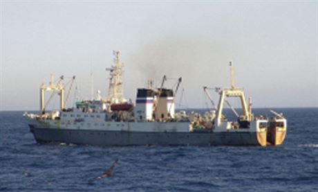 Ruská rybáská lo stejného typu jako Dalnyj Vostok. (2. dubna 2015)
