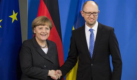 Nmecká kancléka Angela Merkelová a ukrajinský premiér Arsenij Jaceuk na...