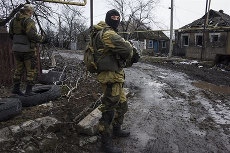 Rusové v Donbasu v posledních dnech mní taktiku, místo boj trénují...