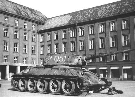 Po vlce stl tank 051 na Prokeov nmst ped ostravskm magistrtem.