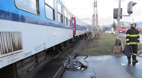 Pi tragické nehod vjel v umperku cyklista na pejezd v dob, kdy jím...