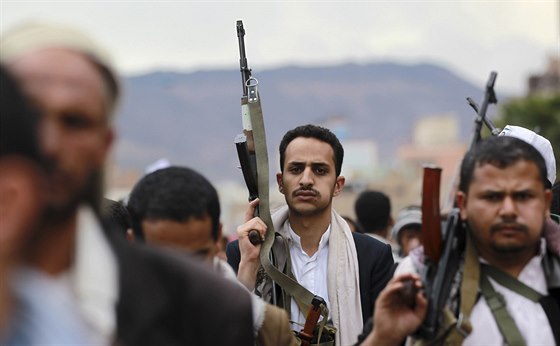 Jementí íité demonstrují proti náletm arabské koalice (26. bezna 2015)