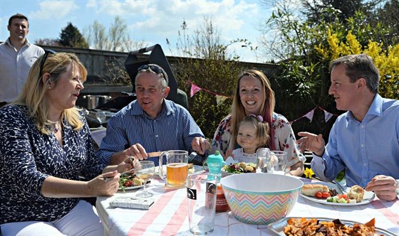 Britský premiér David Cameron (vpravo) na barbecue party v hrabství Dorset (6....