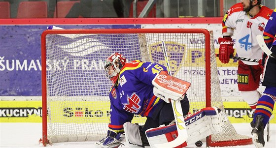 Budjovický branká David Gába poutí gól v duelu s Olomoucí.