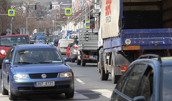 Vekerá doprava nyní proudí po mostu generála Chábery a pátení ulici Na Valech.