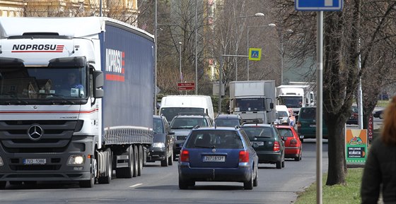 Vekerá doprava nyní proudí po mostu generála Chábery a pátení ulici Na Valech.