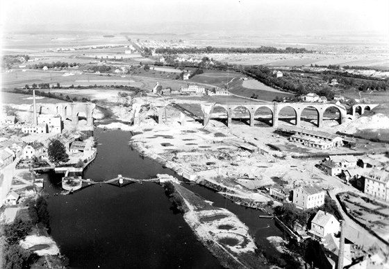 Stavba trati z Chebu do Ae a okolí po bombardování v roce 1945. Zábr z...