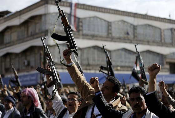 Arabská koalice svrhla obráncm Adenu zbran a munici, boje pokraují (2. dubna)