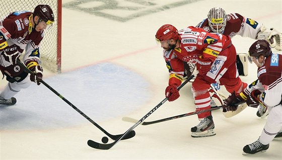 Marek aloga (vlevo) míí do KHL.