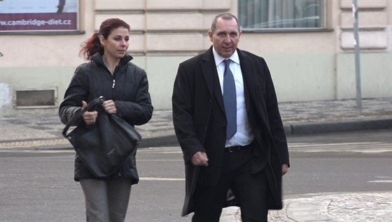 Obalovaní manelé Petr Kott a Kateina Kottová picházejí k soudu