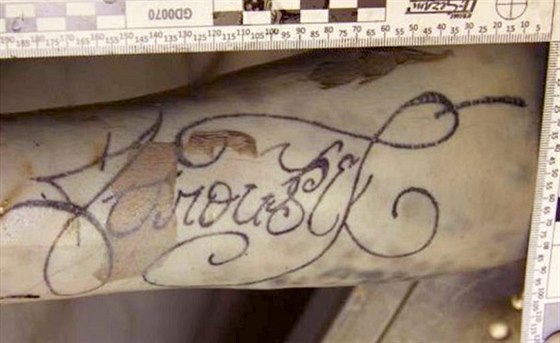 Tetování, které má mu na rukou.