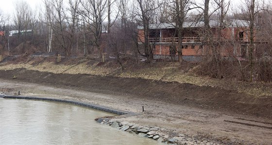 Rozestavná lodnice v dubnu 2013.