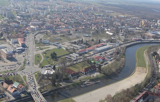 Obyvatelé se z eských Budjovic sthují do pilehlých satelitních obcí.