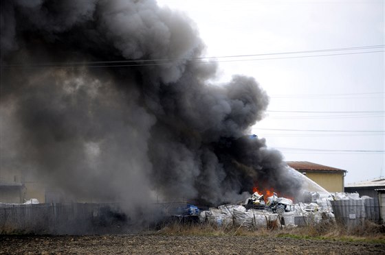 Hasii zasahovali 5. dubna u poáru skládky v Týnci nad Labem na Kolínsku, kde...