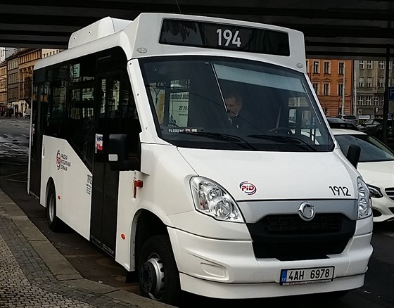 Minibusy, které nyní vozí cestující mezi Florencí a Staromstskou, jsou bílé....