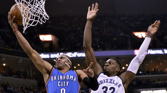 Russell Westbrook z Oklahoma City Thunder (vlevo), zakonuje, brání ho Jeff...