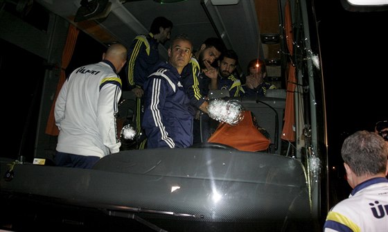 Trenér Fenerbahce Ismail Kartal s hrái zkoumají kody na ponieném autobusu,...