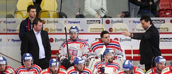 Kou Vladimír Rika (vpravo) udílí pokyny eským hokejistm.
