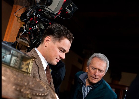 Clint Eastwood a Leonardo DiCaprio v roce 2011 pi natáení filmu J.Edgar.