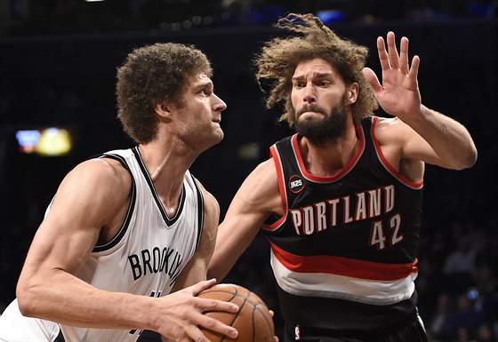 Brook Lopez (vlevo) z Brooklynu se hrne ke koi Portlandu pes své dvoje...