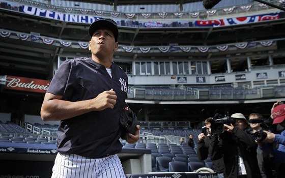 Alex Rodriguez po roce a pl oblékl res New York Yankees.