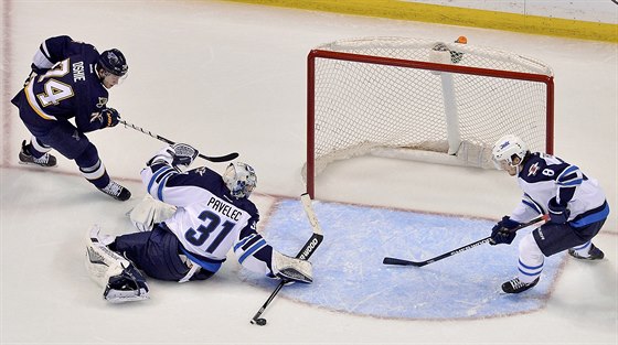 Ondej Pavelec (31) z Winnipegu zabránil ve skórování i T. J. Oshiemu (74) ze...