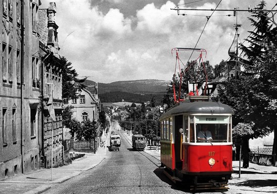 Kolá ukazuje tramvaj 6MT v jablonecké Palackého ulici.