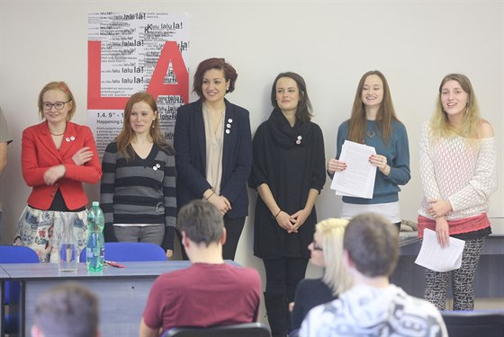 Studenti Literární akademie protestují proti odvolání rektora. Ve kole...