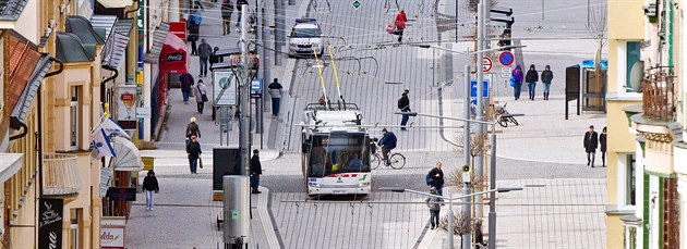 Návrat trolejbus dosavadní poklidnou atmosféru pardubického bulváru promnil.