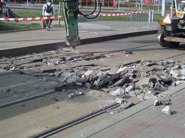 Rekonstrukce tramvajové trati v Kobylisích.