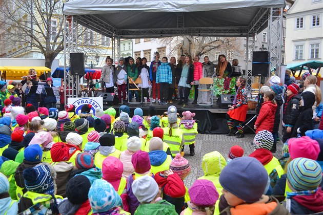 Za chladného poasí se dnes na Uhelném trhu v Praze 1 konala velikononí akce Dti dtem. Soutilo se o nejlepí kraslici, velikononího beránka, obrázek s velikononí tématikou a velikononí koledu. Kadý si na míst mohl vyzkouet uplést vlastní pomláz