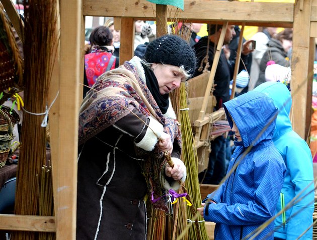 Za chladného poasí se dnes na Uhelném trhu v Praze 1 konala velikononí akce Dti dtem. Soutilo se o nejlepí kraslici, velikononího beránka, obrázek s velikononí tématikou a velikononí koledu. Kadý si na míst mohl vyzkouet uplést vlastní pomláz