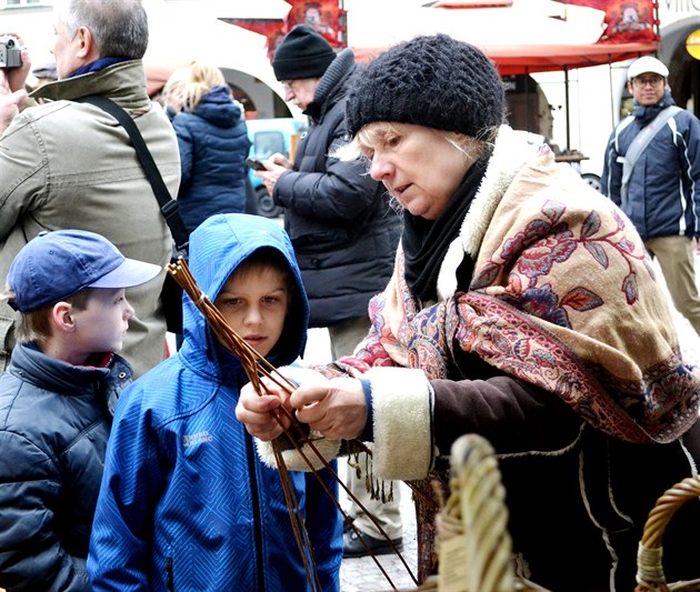 Za chladného poasí se dnes na Uhelném trhu v Praze 1 konala velikononí akce Dti dtem. Soutilo se o nejlepí kraslici, velikononího beránka, obrázek s velikononí tématikou a velikononí koledu. Kadý si na míst mohl vyzkouet uplést vlastní pomláz