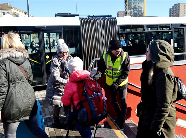 V souvislosti s dlouho oekávaným prodlouením linky A praského metra se zmnily také nástupní a výstupní stanice mstské dopravy pro cesty na letit. Namísto Kulaáku nyní autobusy jezdí na letit Václava Havla od stanice metra Nádraí Veleslavín. Z