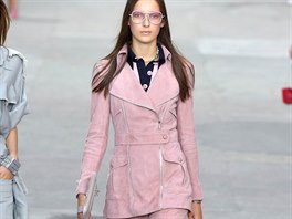 Nebyl by to Karl Lagerfeld, designér znaky Chanel, aby trend nepojal po svém....